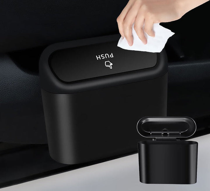 Bilpapperskorg placerad vid växelspak i bil, bidrar till ordning och en ren bilinteriör på resan.