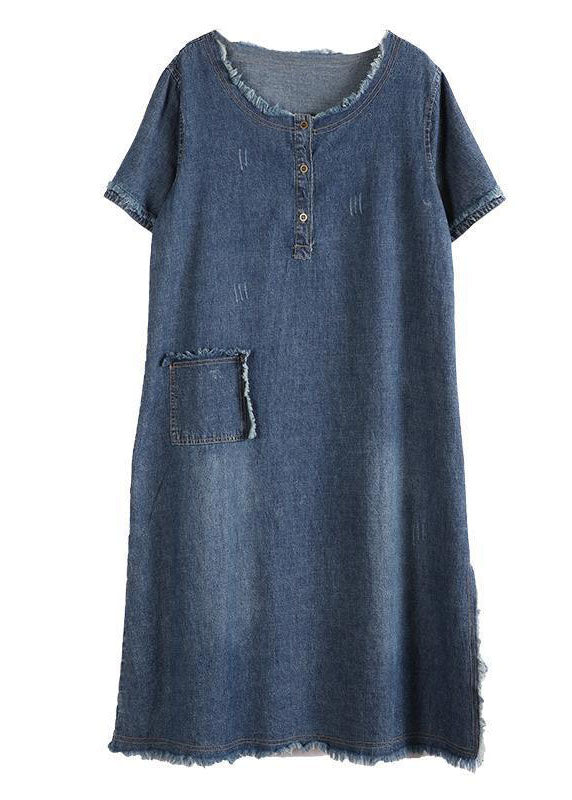 Kortärmad denimklänning för kvinnor med knappar fram och praktiska fickor. Perfekt för vardagsbruk.