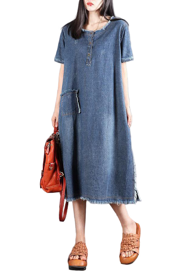 Bekväm dam denimklänning i A-linje med knappar och fickor. Passar både vardag och fest.
