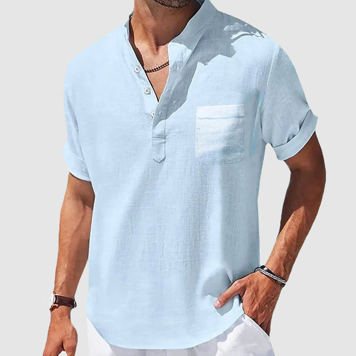 Klassisk Henley skjorta för män, kortärmad med knappar. Tidlös fritidsstil med bröstficka.