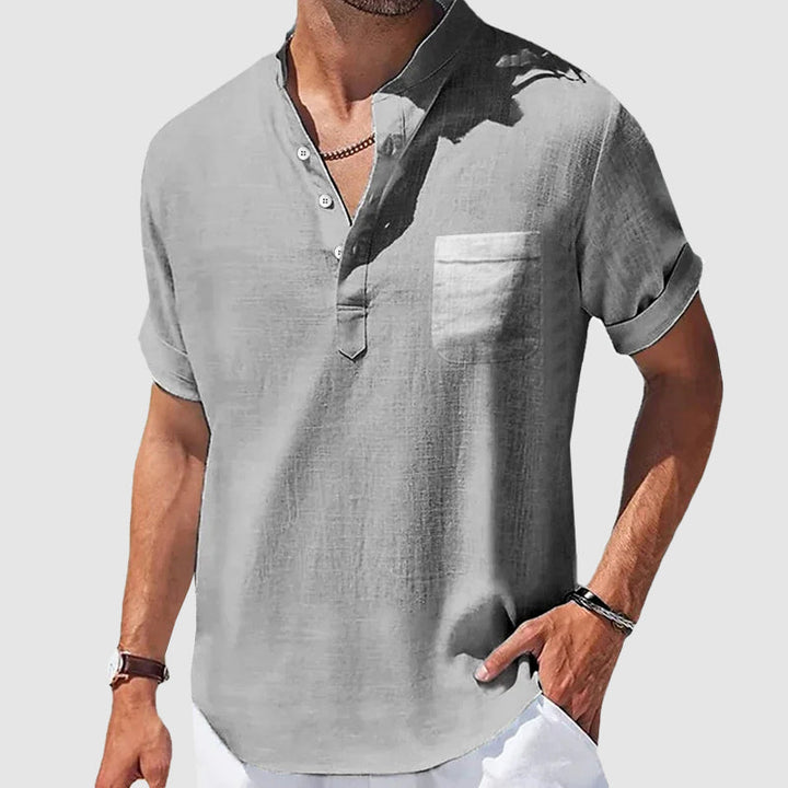 Mångsidig kortärmad Henley skjorta för herr. Avslappnad passform, idealisk för sommar och fritidsaktiviteter.