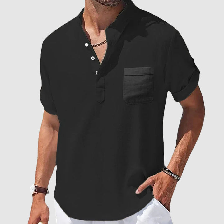 Stilren Herr Henley tröja med kort ärm och klassisk design. Bekväm och modern för den medvetne mannen.
