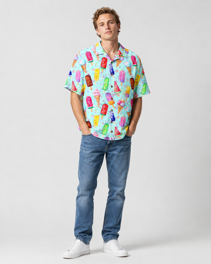 Kortärmad herrskjorta med glassmotiv, för en lekfull och avslappnad sommarlook. Utmärkt för semester.