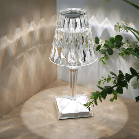 Stilren kristallampa med dimbar touch. En LED-bordslampa som förhöjer din heminredning.