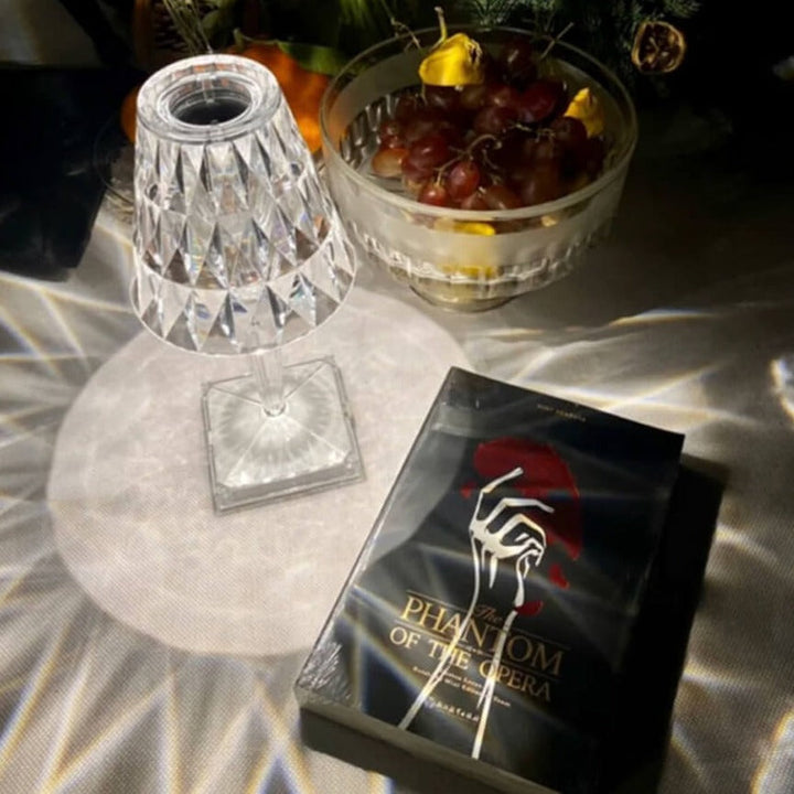 Elegant dimbar bordslampa i kristall med USB-laddning. Perfekt som inredningsdetalj.