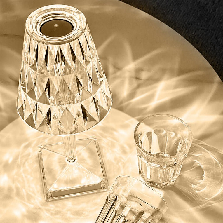 Exklusiv bordslampa av kristall, dimbar med touch. Ger varm atmosfär och elegant belysning.