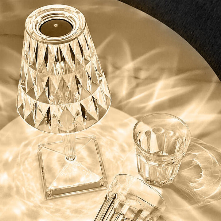 Exklusiv bordslampa av kristall, dimbar med touch. Ger varm atmosfär och elegant belysning.