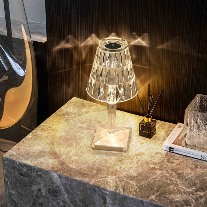 Liten kristall bordslampa med dimbar LED-belysning. Perfekt för mysig och funktionell heminredning.