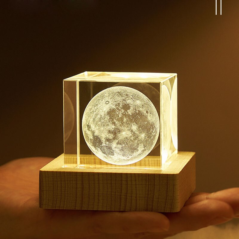 Elegant kristallglas 3D månlampa i kubform. Skapar unik stämningsbelysning, idealisk som present.