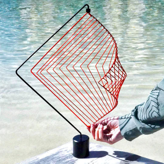 Innovativ kvadratvåg metallkonst för inomhusinredning. En stilfull design som lindrar stress.