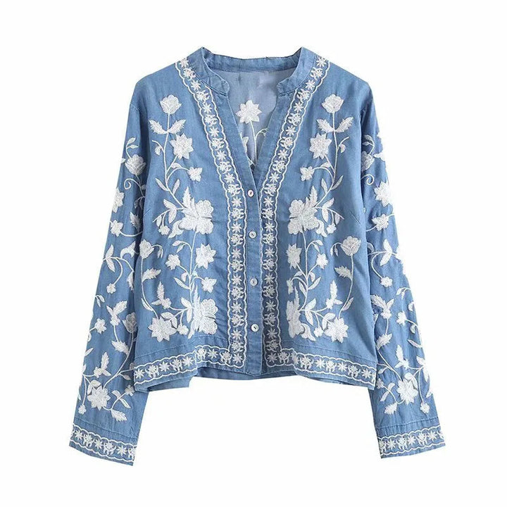Kvinnlig blå denimblus i boho-stil, perfekt för en avslappnad sommar- och våroutfit.