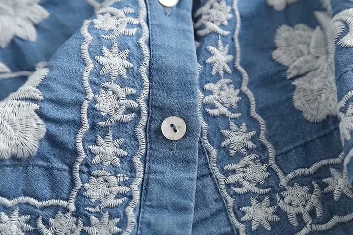 Detaljbild av damblus i mjuk denim med boho-inspiration, lämplig för vardagsstil.