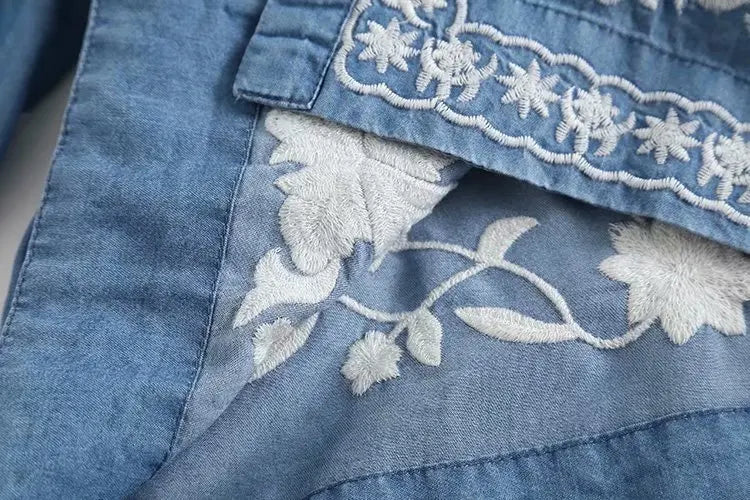 Modell bär avslappnad blå denimblus för kvinnor i boho-stil, idealisk för höstmode.