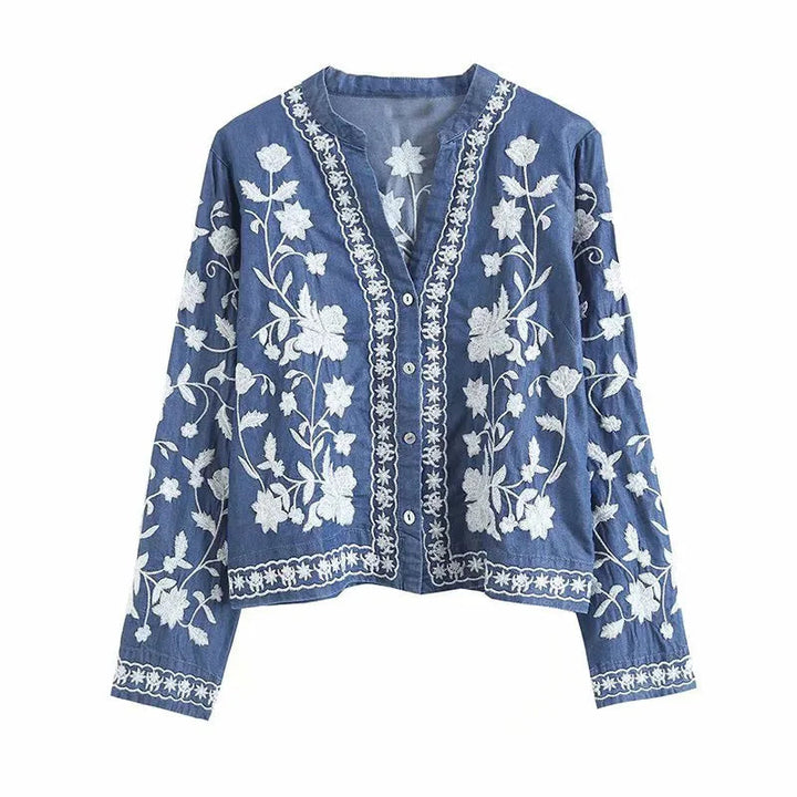 Närbild på textur av damblå denimblus i boho-stil, passande för alla årstider.