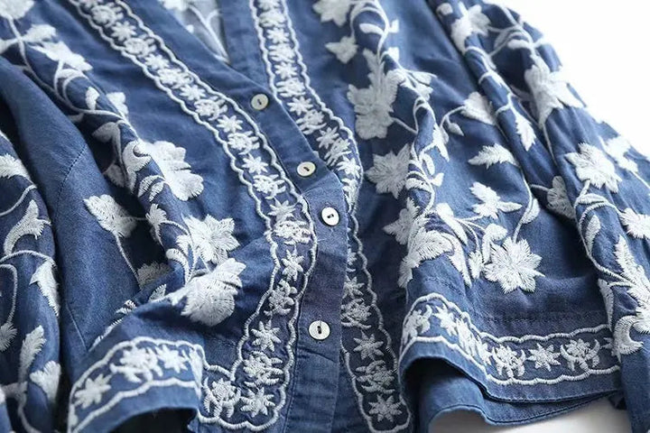 Mångsidig kvinnoblus i denim och boho-stil, utmärkt för en avslappnad och trendig look.