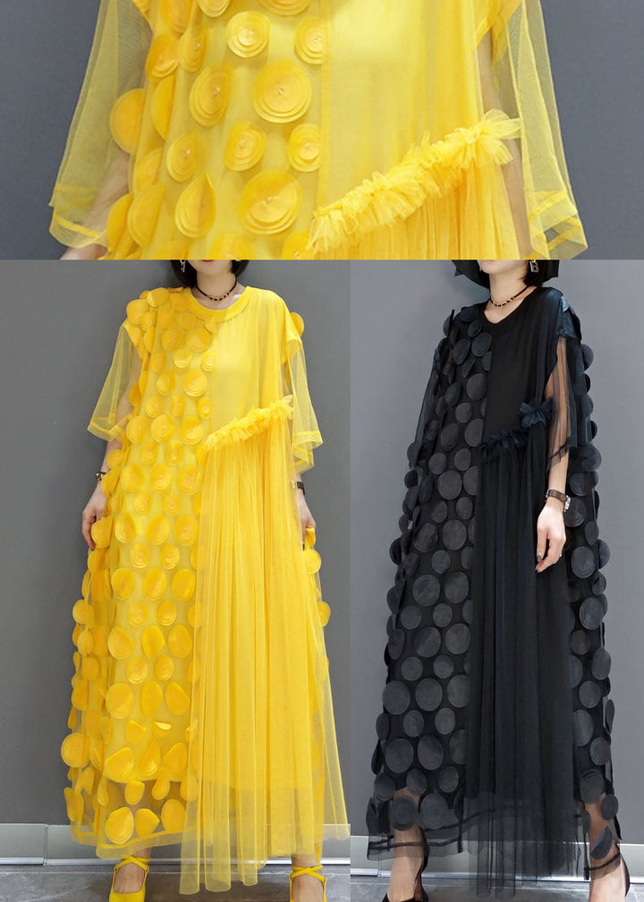 Chic bal- och festklänning i tyll för damer. Har O-hals och snygg asymmetrisk design med halvärm.