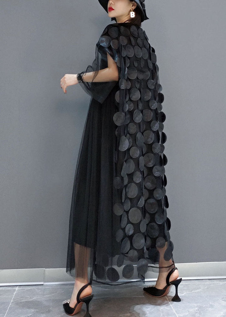 Bröllopsklänning för gäst i tyll. Asymmetrisk fåll, halvärm & O-hals ger en elegant look för kvinna.