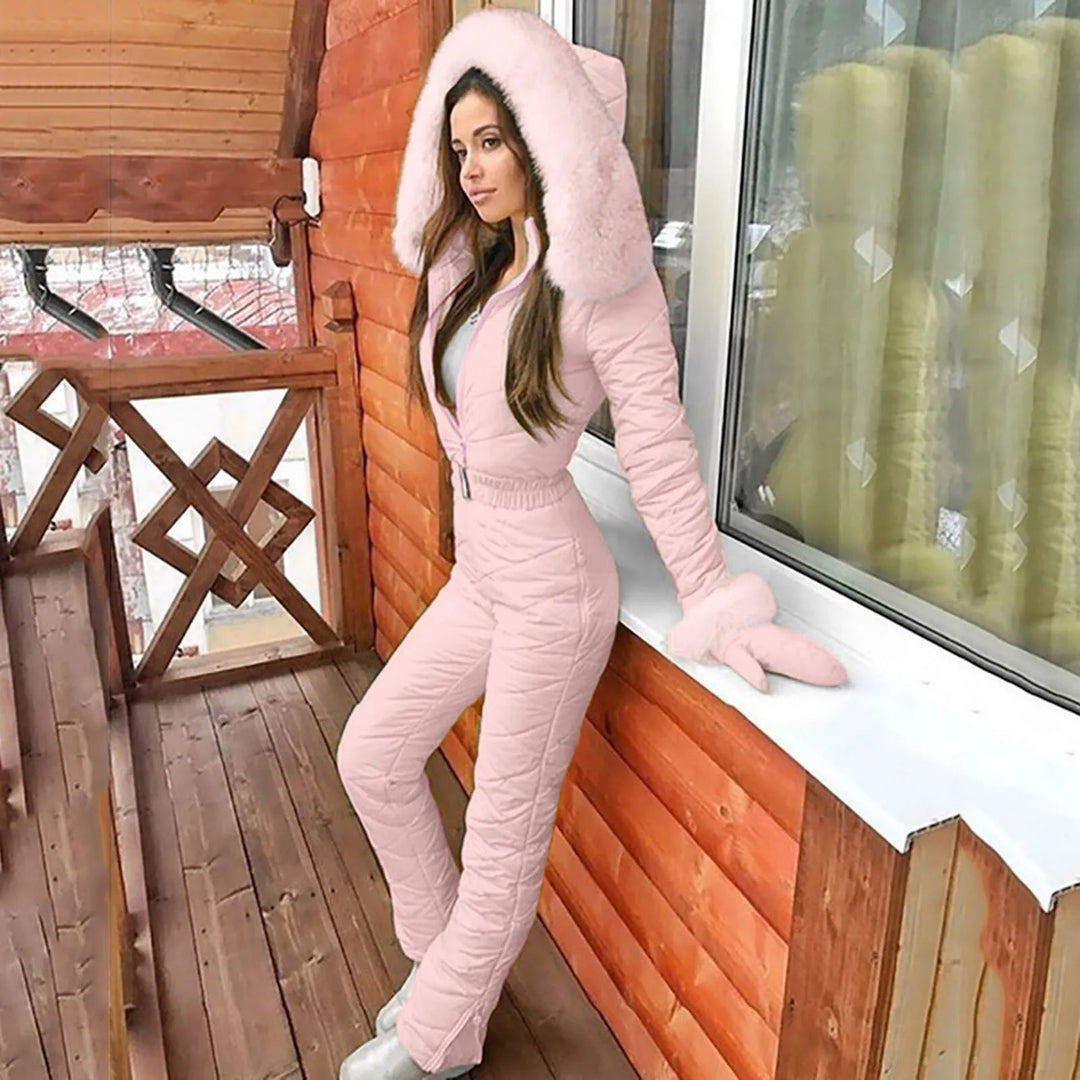 Figursmickrande dam vinteroverall med hög komfort. Varm damoverall för utekläder & vintermode.
