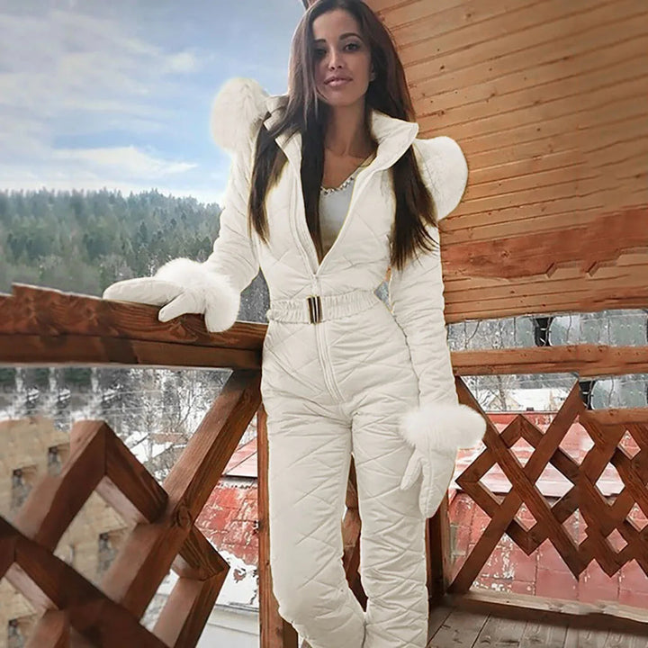 Praktisk varm vinteroverall dam, idealisk för kalla utomhusaktiviteter. Slitstark damoverall.