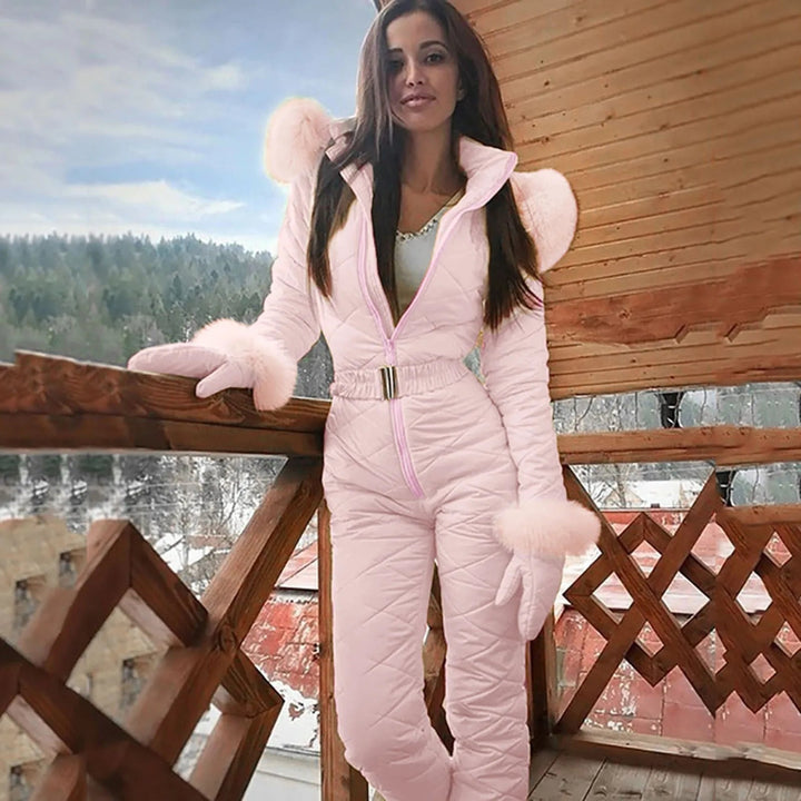 Snygg varm vinteroverall för kvinnor. Perfekt utekläder & figursmickrande damoverall för kalla dagar.