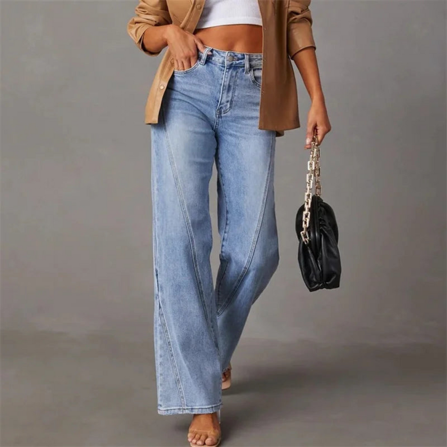 Detaljbild av vida damjeans med hög midja i klassisk denimstil, perfekt för fritidsmode.