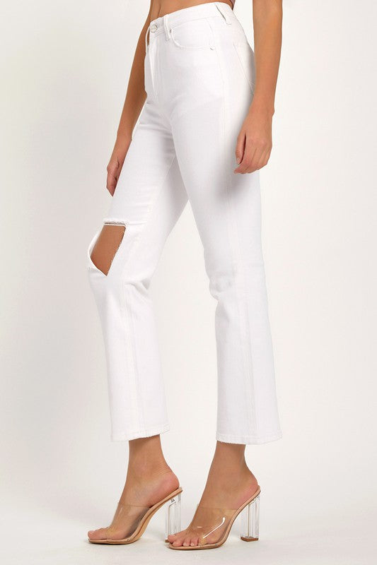 Helfigur: Lång kvinnlig modell som visar vita distresserade denimjeans, snygga bomullsjeans.