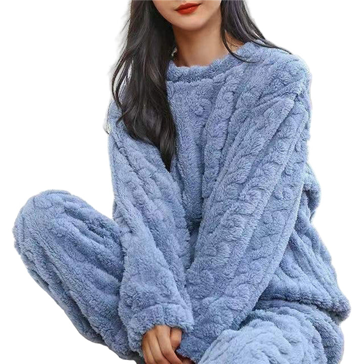 Kvinnor i fleecepyjamas, grå, sitter bekvämt i soffa. Mysig vinterpyjamas för kvinnor.