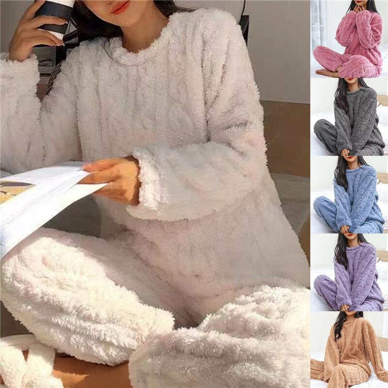 Närbild av mjukt fleecetyg på kvinnors pyjamaströja. Varm och bekväm fleecepyjamas.