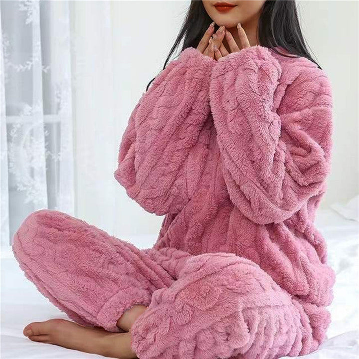 Nytvättad, fluffig fleecepyjamas för kvinnor, torkande. Långvarig mysig värme.