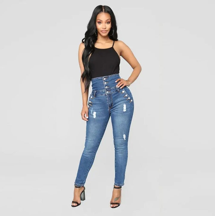 Helkroppsbild av modell som visar damjeans, högmidjad och slimfit i klassisk denim