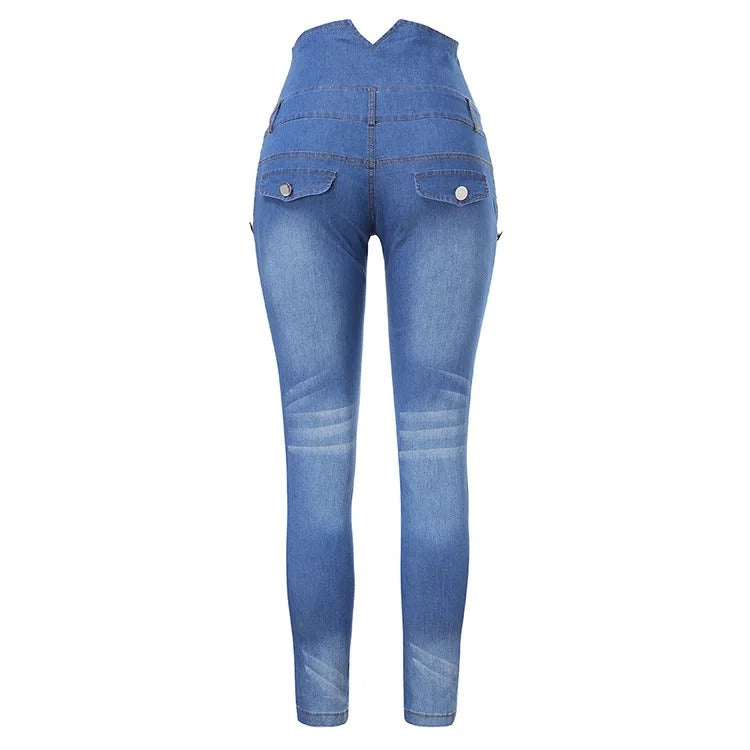 Kvinnors denim slim fit jeans med hög midja sedda bakifrån, betonar passformen