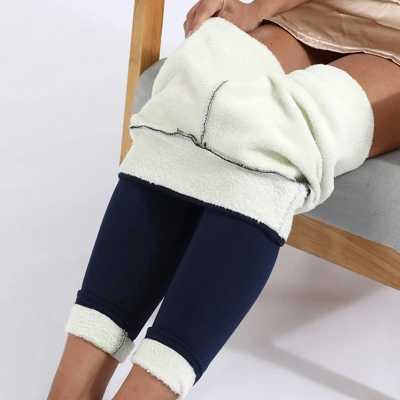 Detalj av söm och finish på de tjocka damleggingsen, bevis på kvalitativt hantverk.
