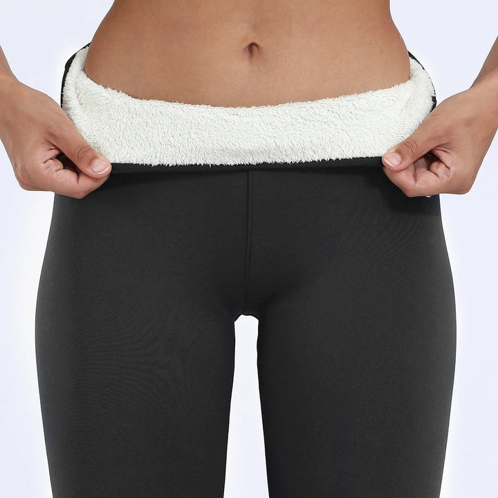 Närbild på tjocka damleggings med hög midja, visar det mjuka plyschfodret.