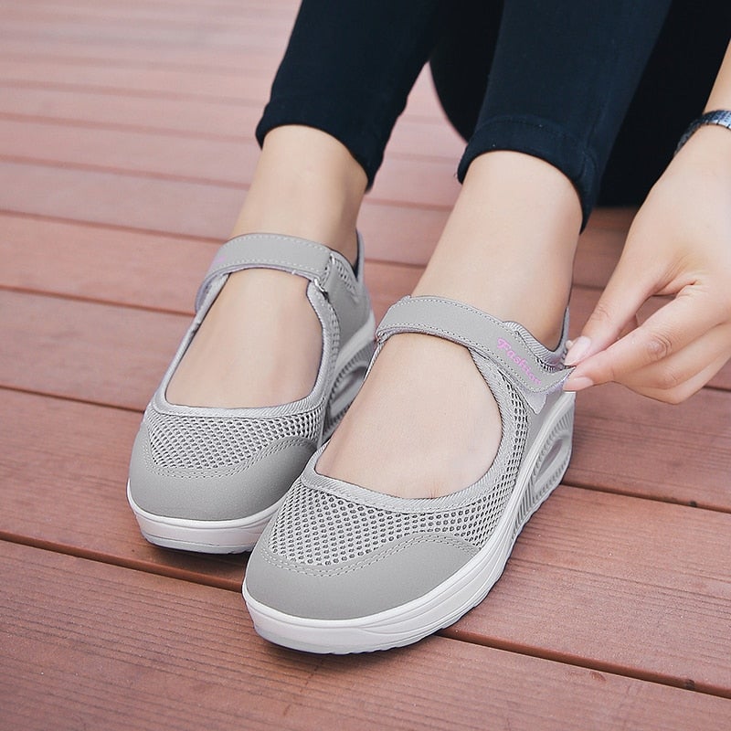 Ortopediska damsneakers, andningsbar ovandel, för optimal fotkomfort