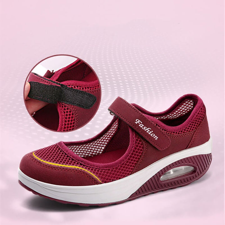 Närbild på ortopediska damsneakers, fokus på andningsbart material, brun nyans