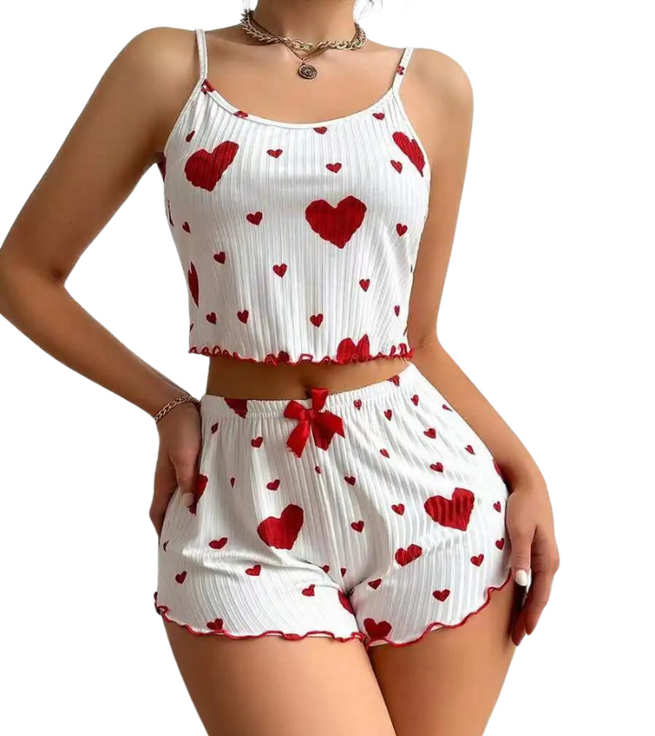 Kvinnors andningsaktiva nattlinne med vita hjärtan. Bekvämt sommar nattplagg för avslappning.