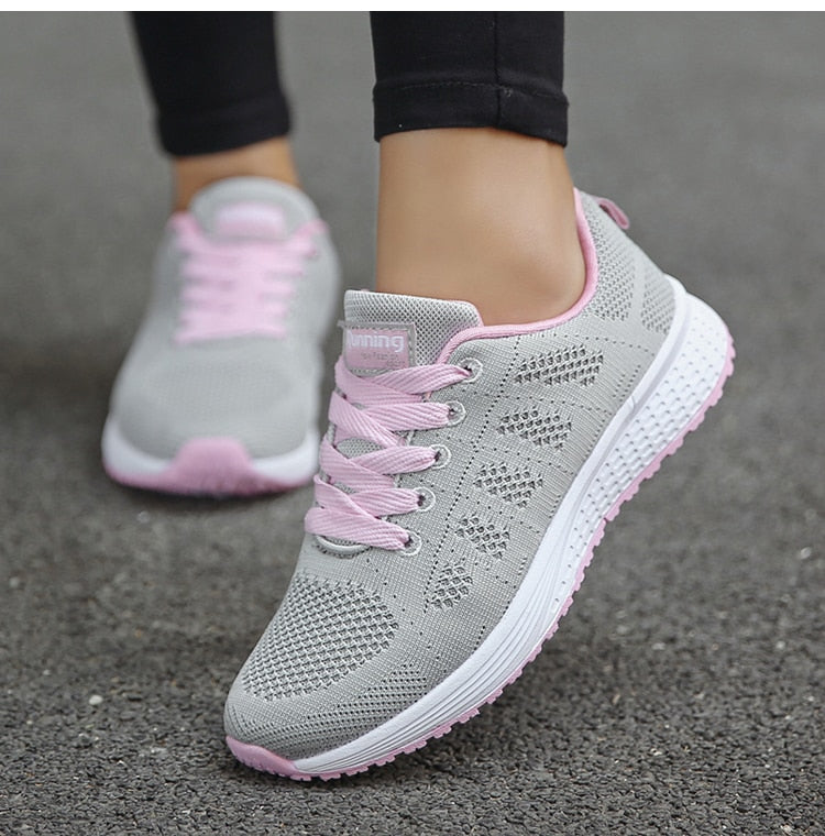 Damskor i mesh med andningsbar design, perfekta som lätta promenadskor och vardagssneakers.