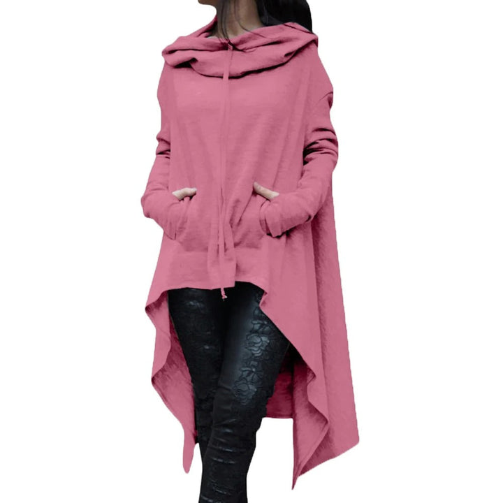 Detaljbild av fisksvansfållen på den asymmetriska huvtröjan. Modern och skön damklädsel för trendigt mode.