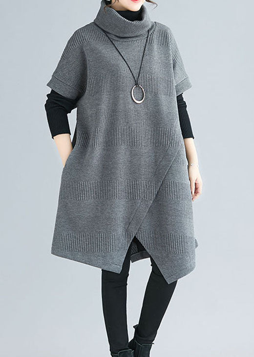 Elegant och bekväm kortärmad klänning med asymmetrisk design och polokrage för dam.