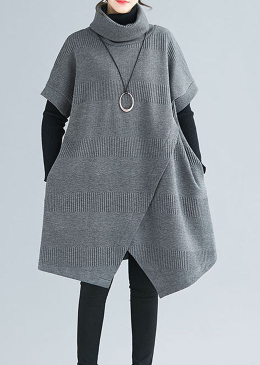Stilren asymmetrisk polokragsklänning för kvinnor. Perfekt för höstmode & vårmode.
