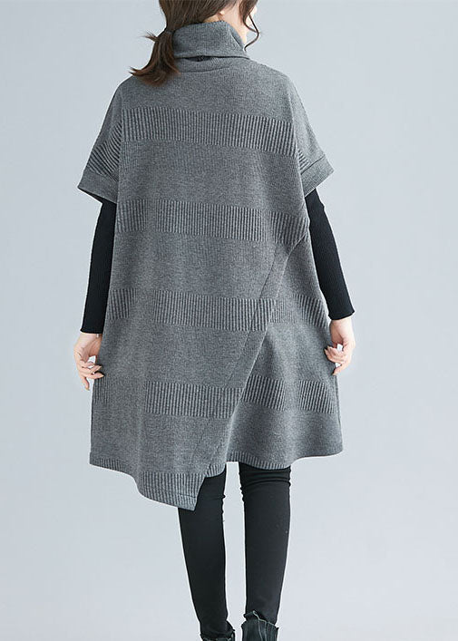Damklänning med modern asymmetrisk skärning och stilren polokrage. Kortärmad och bekväm.