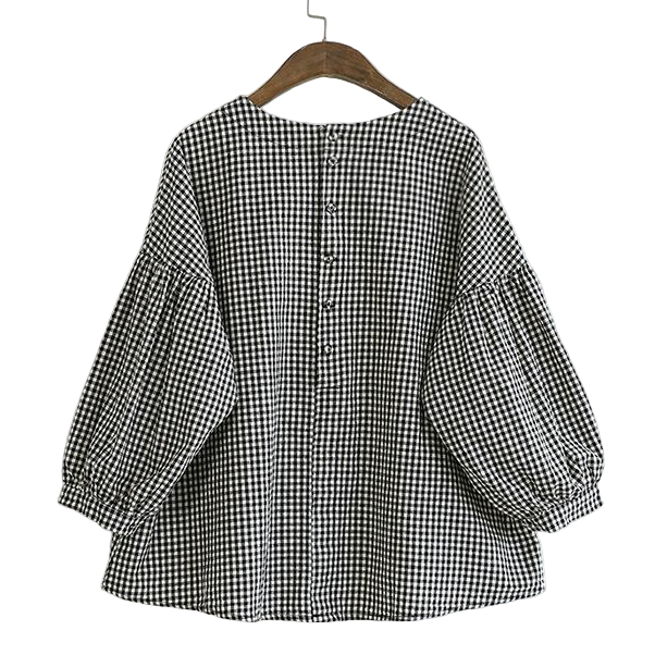 Kvinnors asymmetriska rutiga blus för stilfull vardag. Bekväm modeblus, en storlek.
