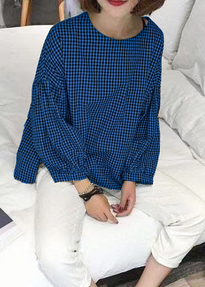 Lätt och bekväm asymmetrisk rutig blus. Perfekt kvinnors sommarmode.