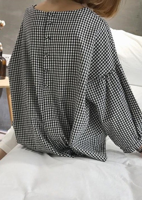 Kvinnors rutiga asymmetriska blus. Mångsidig topp för vardag och fest.