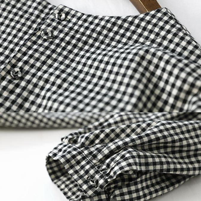 Trendig asymmetrisk blus i rutigt mönster. Stilfullt kvinnors vardagsmode.