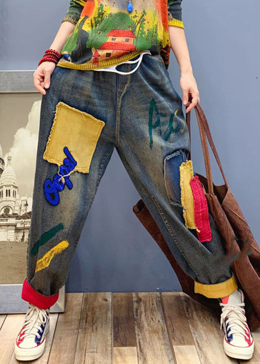 Fritidsbyxor i denim för dam med mönstrade lappar, lös passform och stilren look.