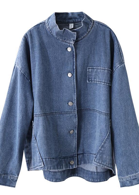 Kvinnors avslappnade jacka i denimstil med ståkrage, perfekt för vår & höst. Stilrent ytterplagg.