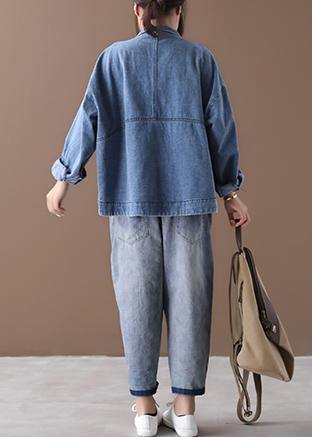 Elegant kvinnors vårjacka/höstjacka i denimstil. Avslappnad passform med modern ståkrage.