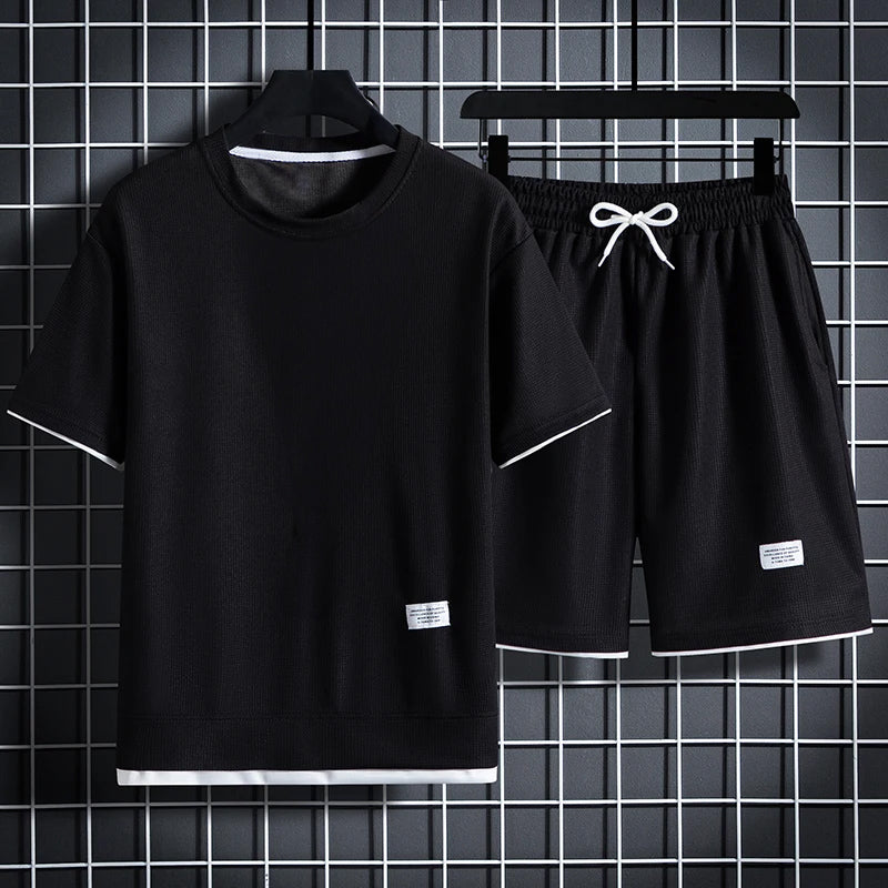 Kvinna bär avslappnat sportset med skjorta & shorts, idealiskt för fritid, sommar och sport. Stilrent damset.