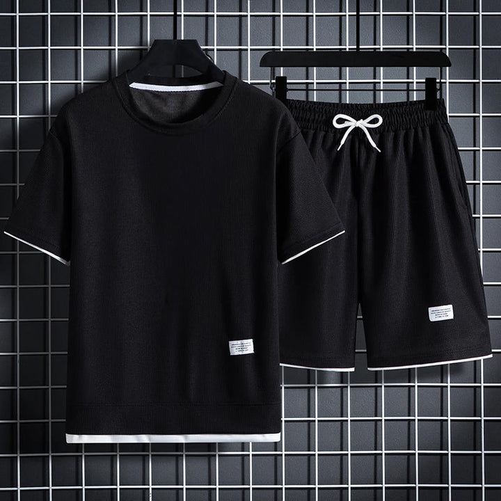 Kvinna bär avslappnat sportset med skjorta & shorts, idealiskt för fritid, sommar och sport. Stilrent damset.